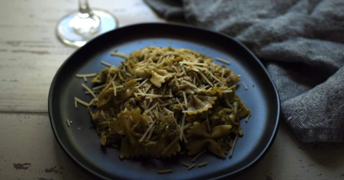 Crock Pot Pesto Chicken Pasta